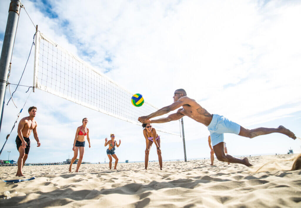 Una de las principales diferencias entre el voleibol y el vóley playa es el lugar de juego.