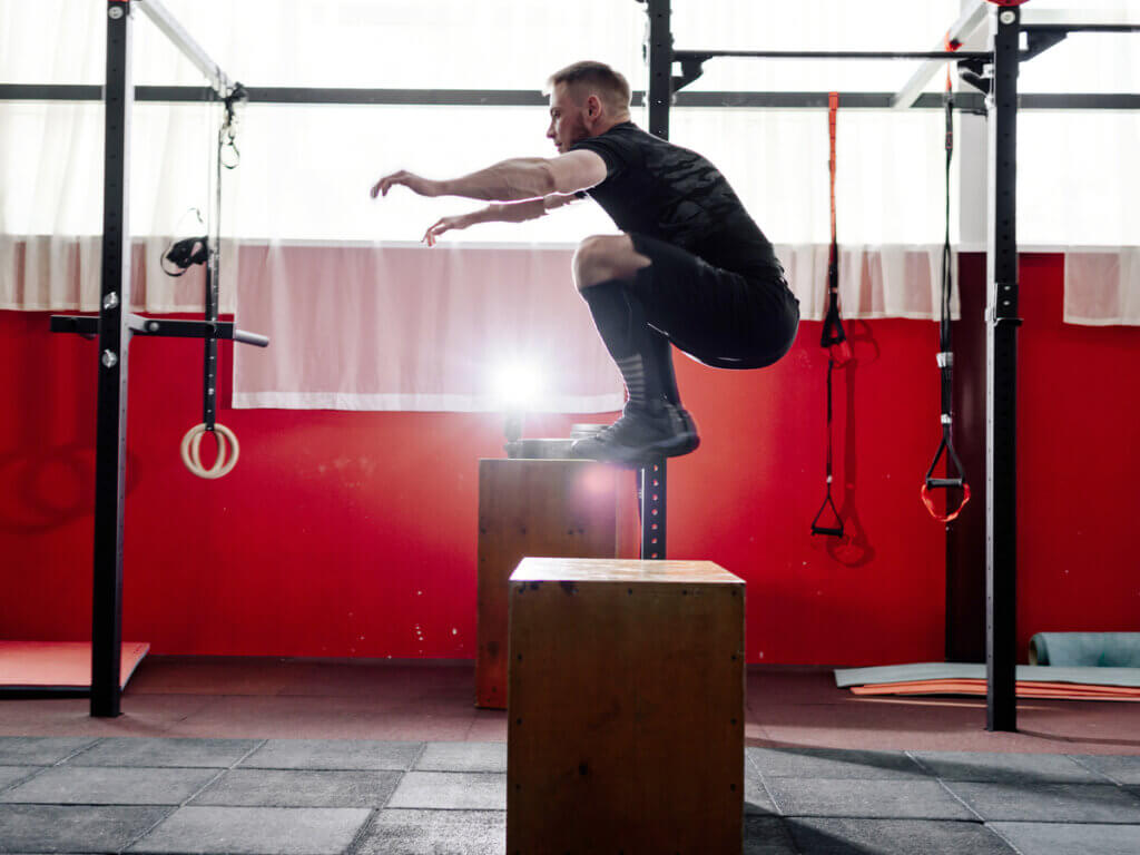 El salto al cajón puede ayudar a entrenar la potencia de las piernas.