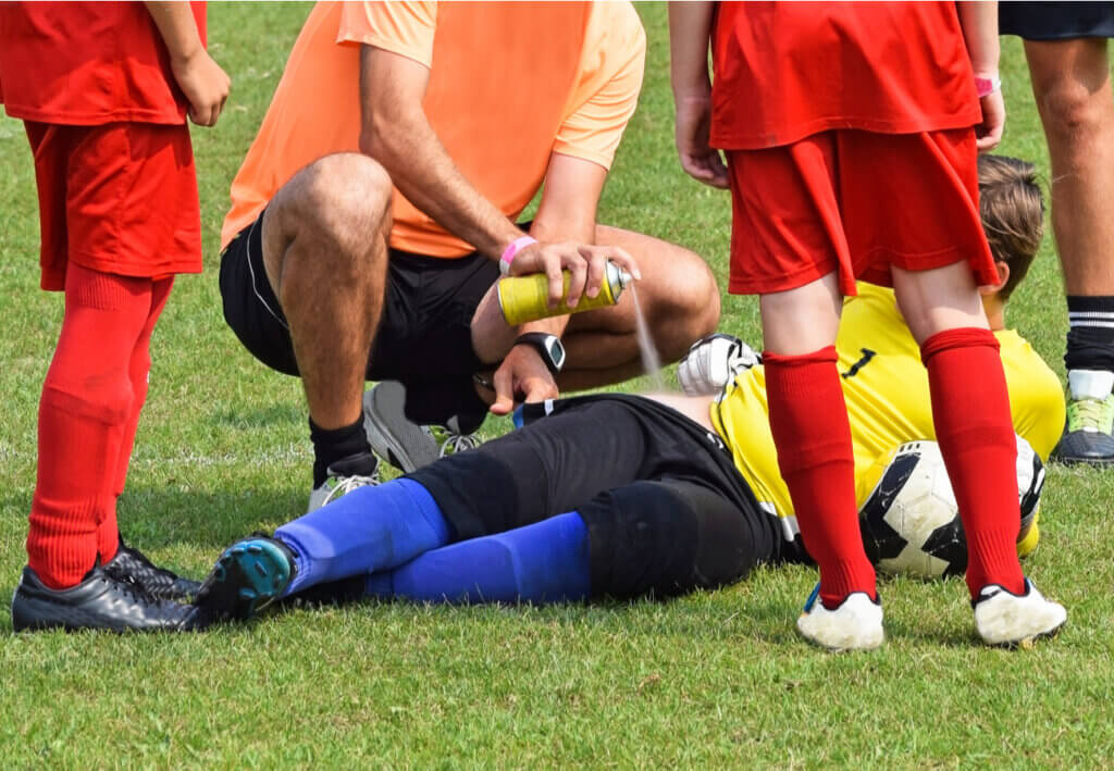 Futbolista siendo atendido por una pubalgia.
