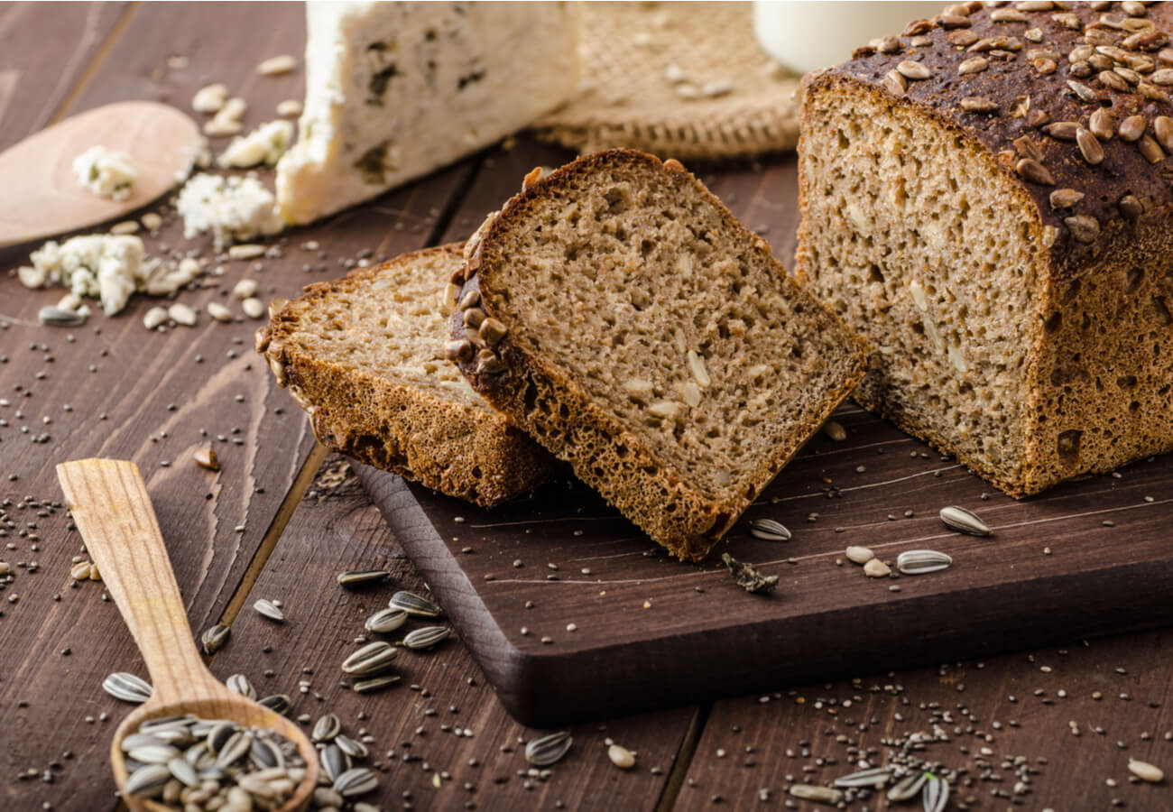 El pan integral es saludable por su índice glucémico bajo.