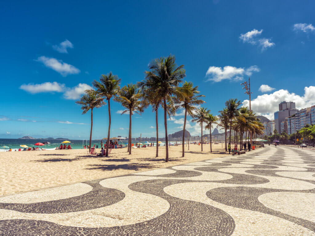 La playa de Copacabana, ideal para el voley-playa en Río de Janeiro.