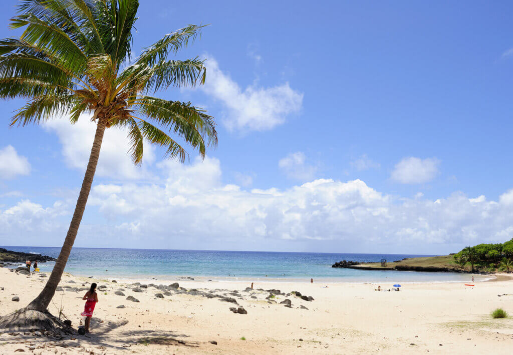 La playa en la Isla de Pascua es un lugar perfecto para vacacionar en verano.