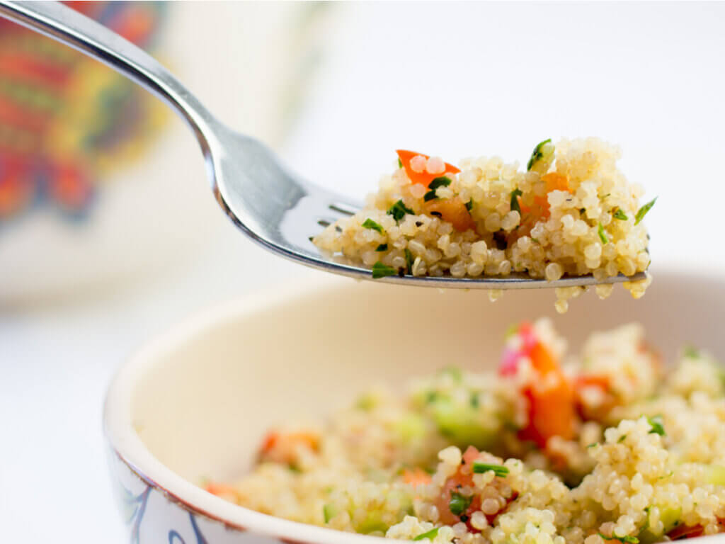 La quinoa se incluye entre los vegetales ricos en proteínas.