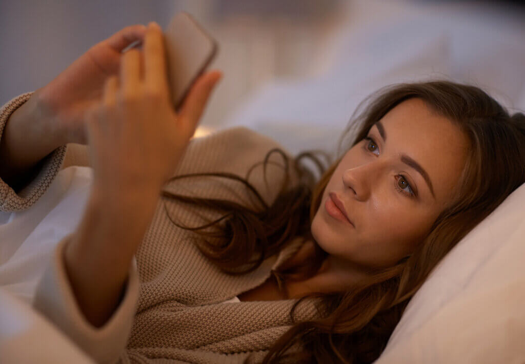 La higiene del sueño abarca también el uso de dispositivos móviles antes de dormir.