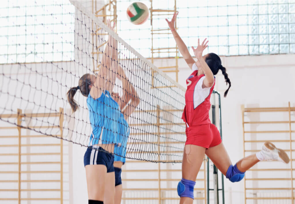 Mujeres entrenando jugando al voleibol.