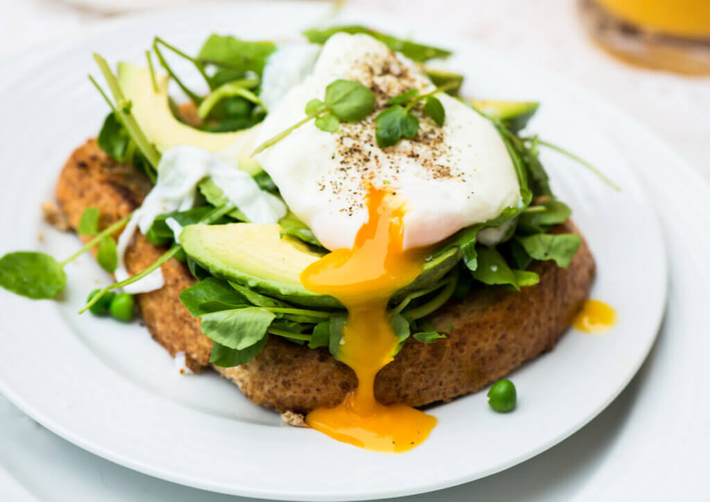 Ejemplo de desayuno saludable con tostada, huevo y aguacate.