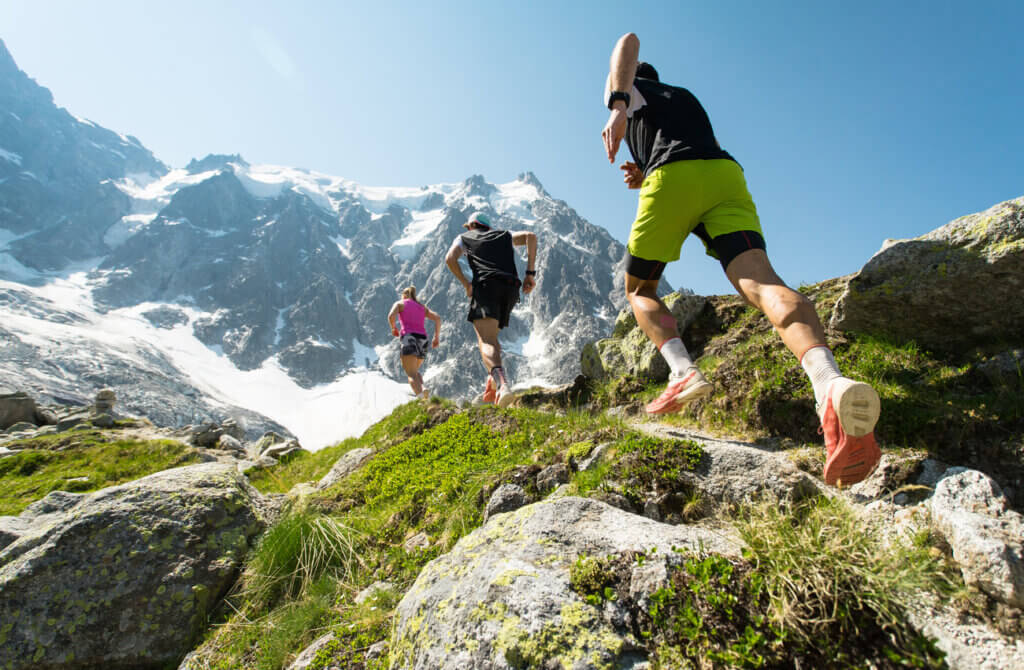 Runners llevando a cabo un entrenamiento de altura en la montaña.