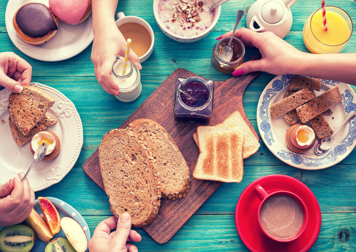 ¿Cuáles alimentos se deben evitar en los desayunos?