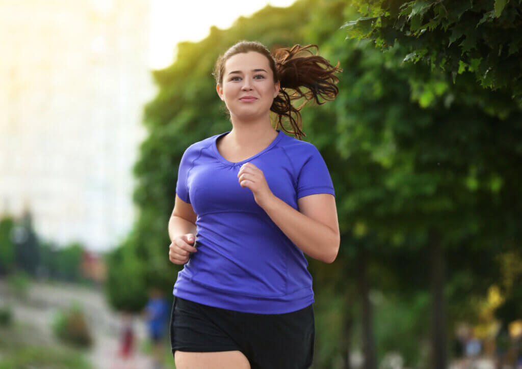 Mujer realizando entrenamientos para perder peso corriendo.
