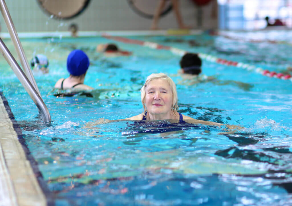 Mujer mayor practicando natación como ejercicio aeróbico.