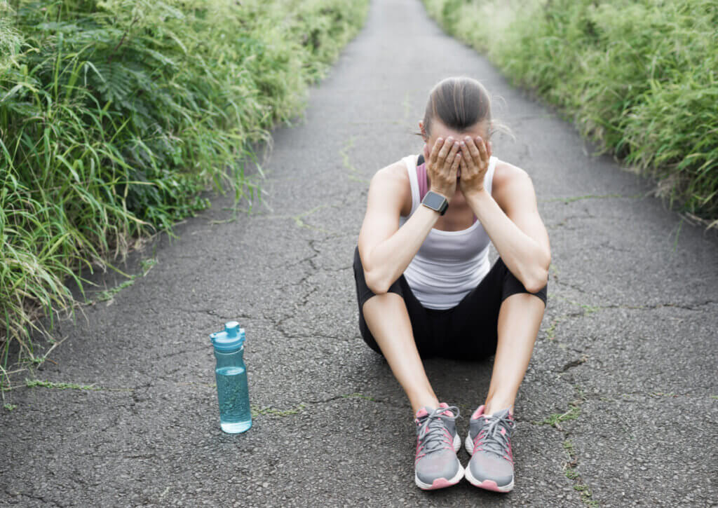 Mujer runner experimenta una crisis de ansiedad antes de la competencia.