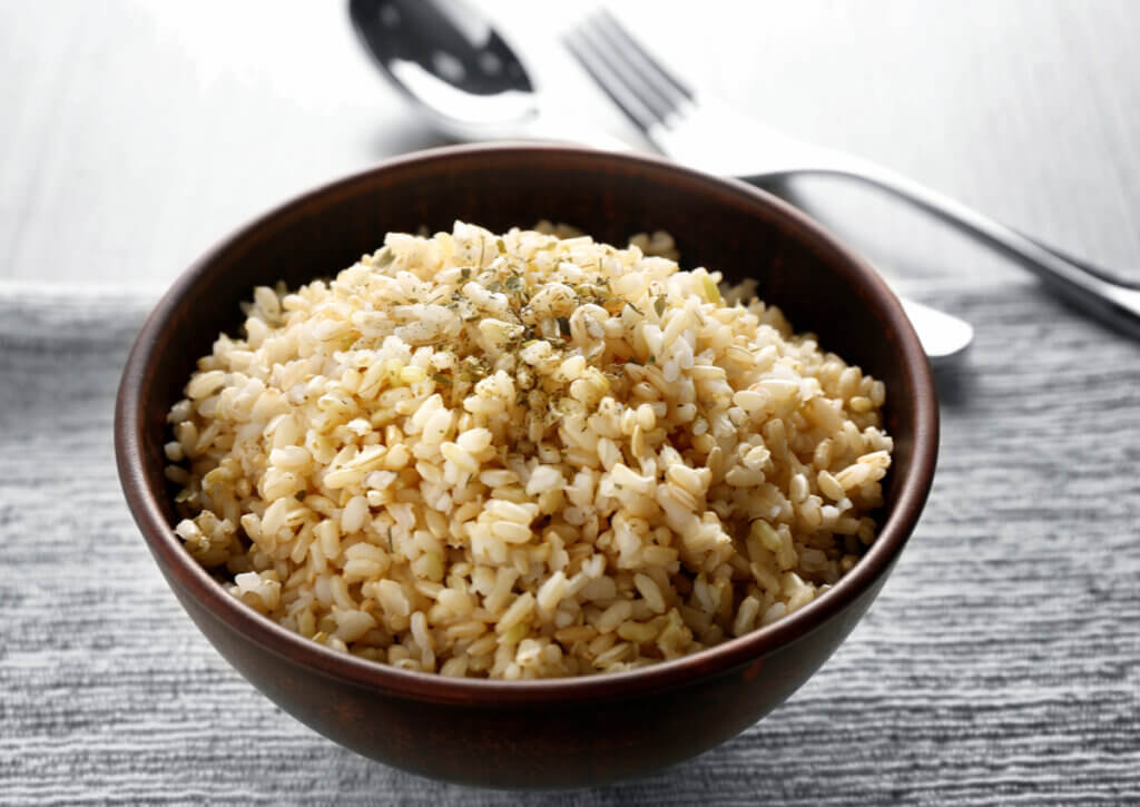 El arroz integral es uno de los tipos de carbohidratos que ayudan a dormir mejor.