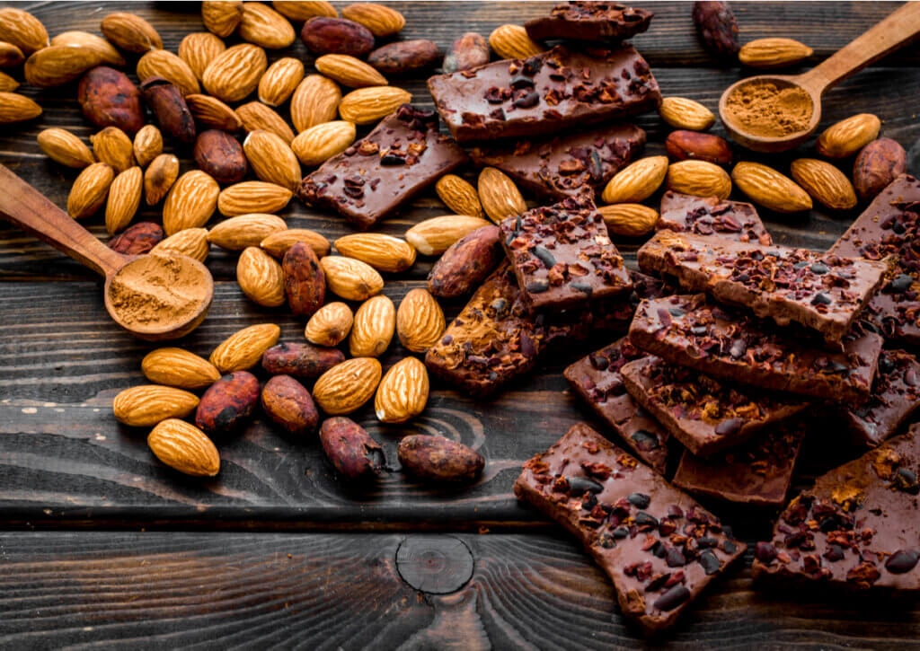 El cacao y los frutos secos forman parte de la dieta sirtfood.