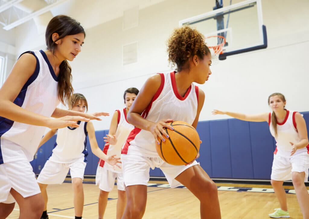 Personas competitivas forman parte de un equipo de baloncesto.