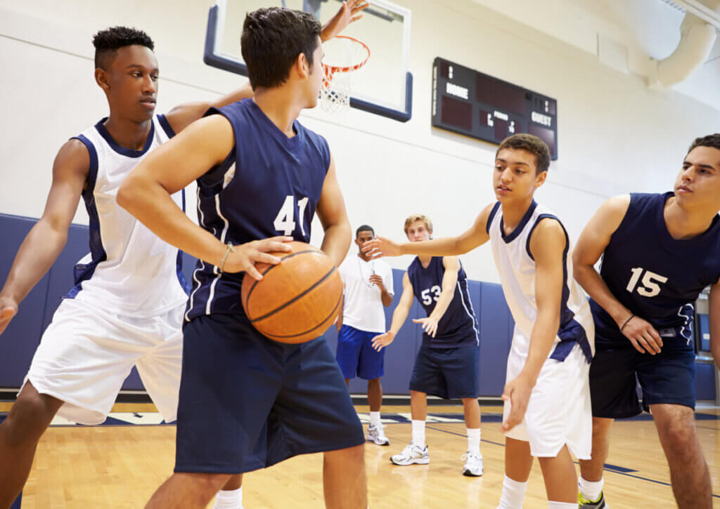Las reglas y el objetivo del baloncesto promueve su espíritu de equipo.