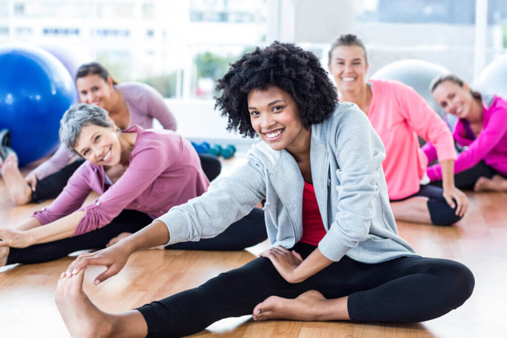 Grupo de stretching hace ejercicio para aumentar la flexibilidad.