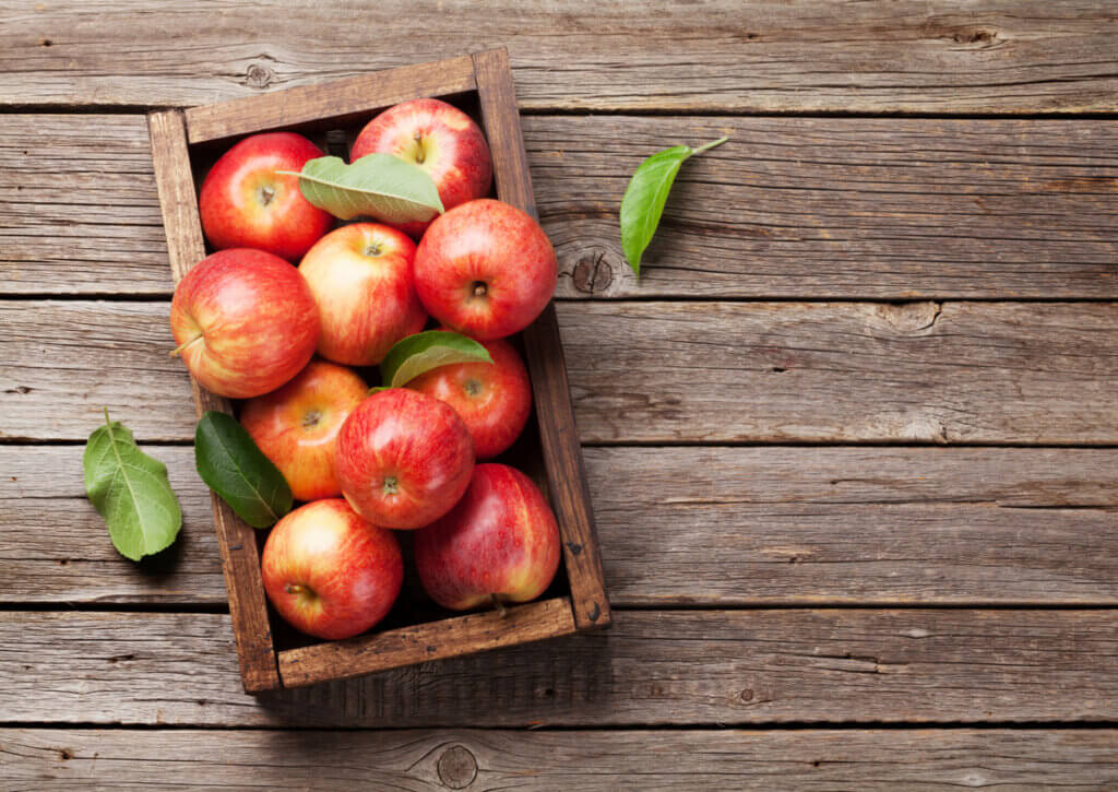 Las manzanas rojas son frutas que contienen betacarotenos.