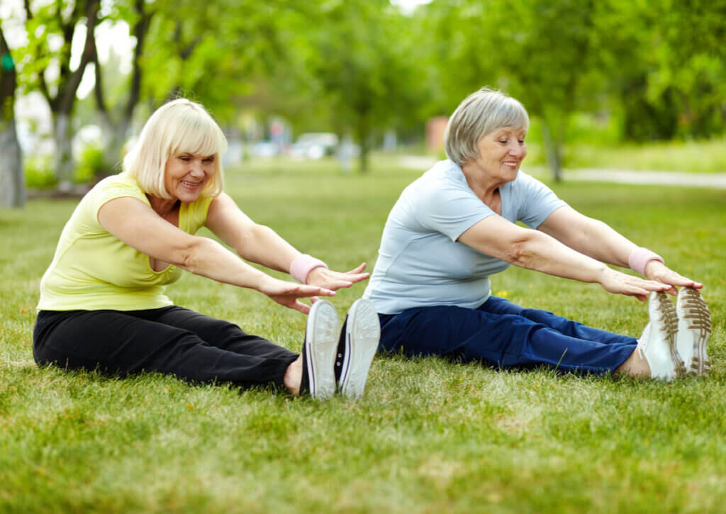 Mujeres mayores realizando deporte durante la menopausia.