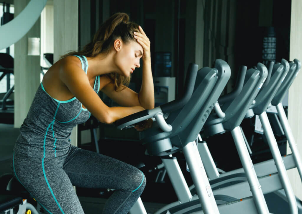 Mujer deja de entrenar a causa del síndrome del burnout.