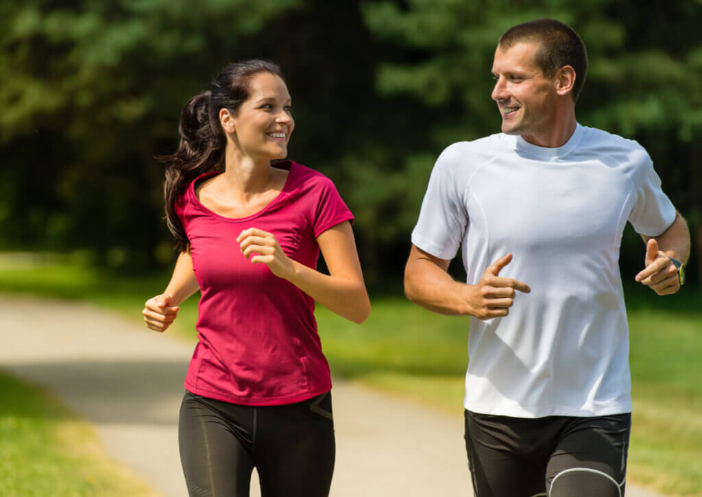 Los beneficios de correr en pareja son varios y muy importantes.