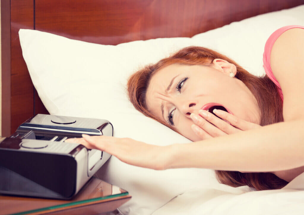 Mujer padece de insomnio causado por el jet lag.