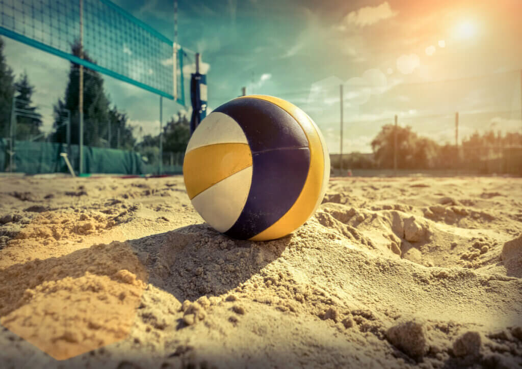 El voleibol de playa es un deporte muy popular en varios países.