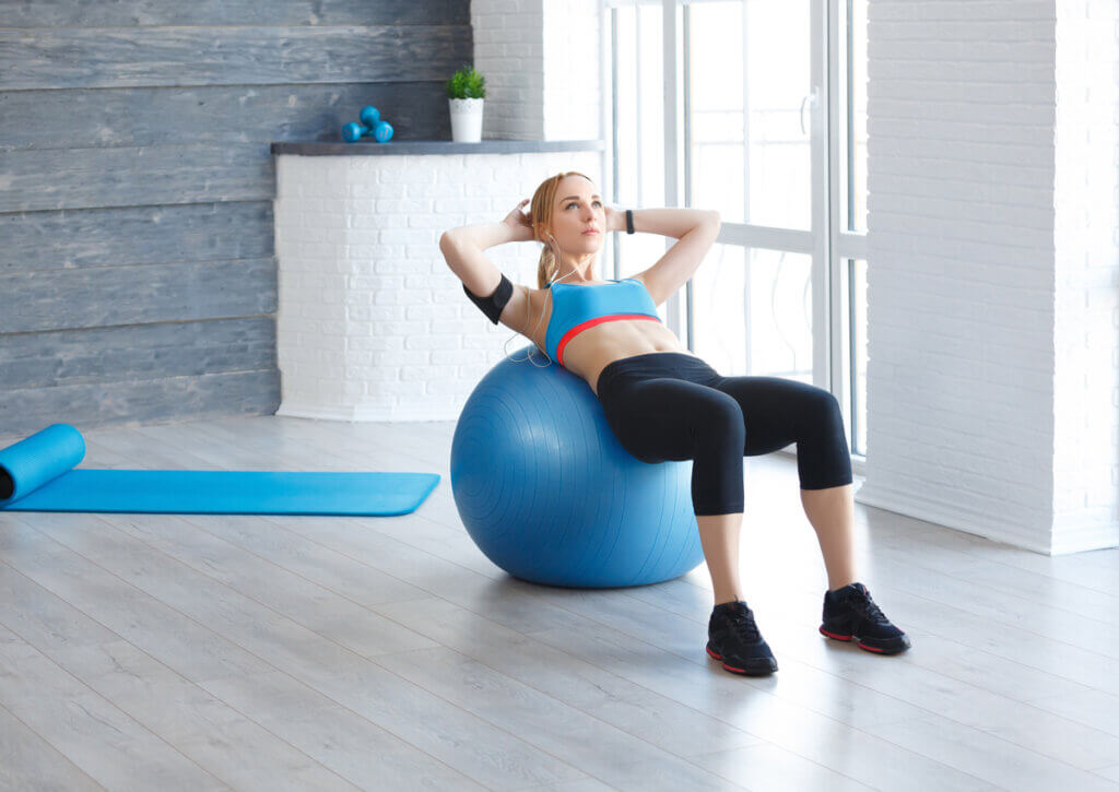 Los ejercicios con pelota de pilates incluyen también los abdominales.