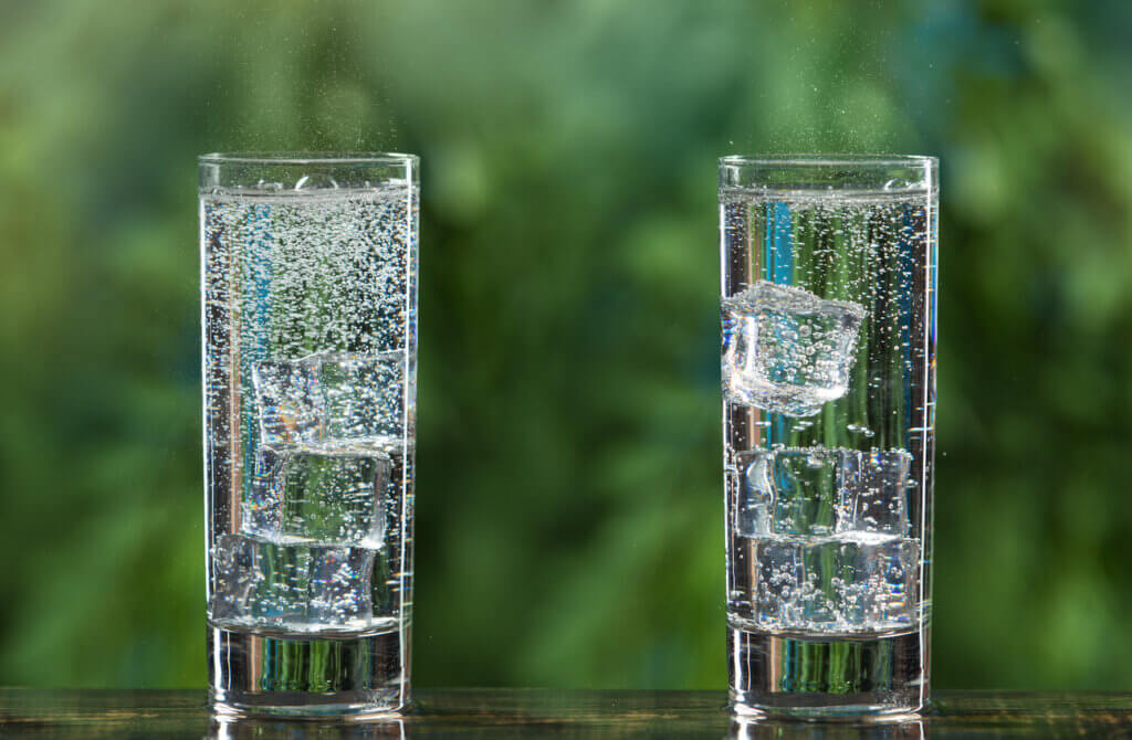 El agua con gas es una de las bebidas aconsejables para saciar la sed.
