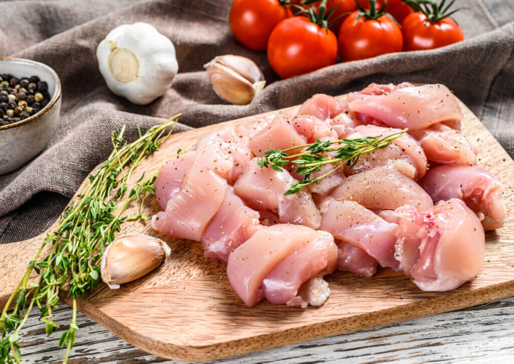La carne de pollo es un alimento que destaca por su bajo contenido de carbohidratos.