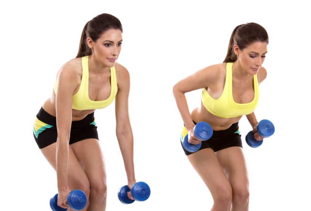 Mujer realizando ejercicio de remo cerrado para fortalecer la espalda.