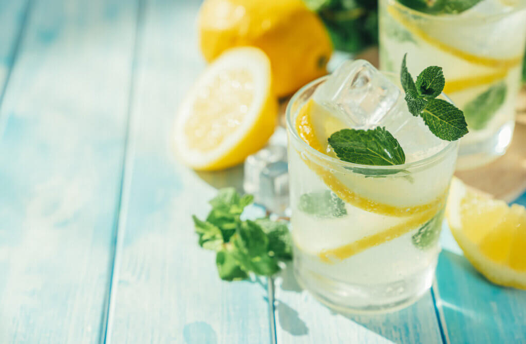 Un vaso de agua con limón puede aportar hidratación y fitonutrientes.