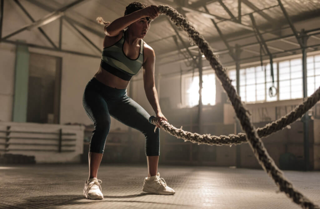 Los ejercicios de Crossfit con cuerdas permiten trabajar los brazos y piernas.