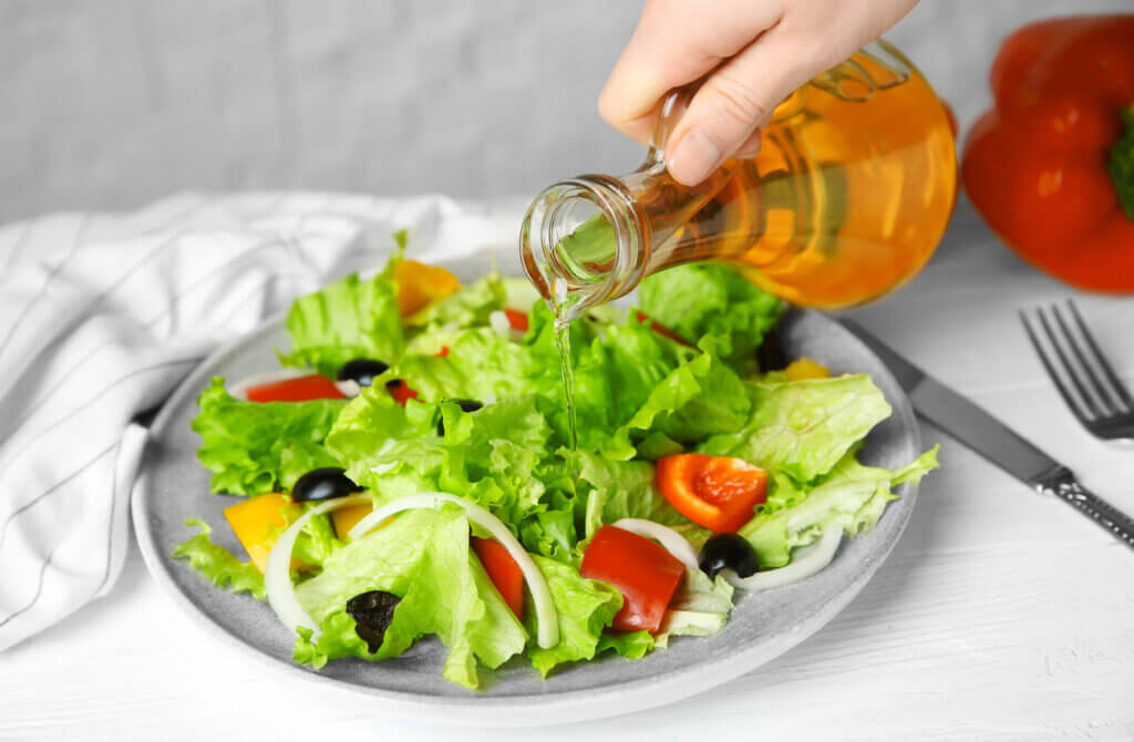 El vinagre de manzana puede utilizarse como aliño para las ensaladas.