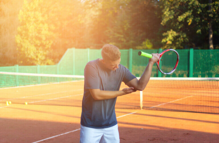 ¿Cuáles son las causas del codo de tenista?