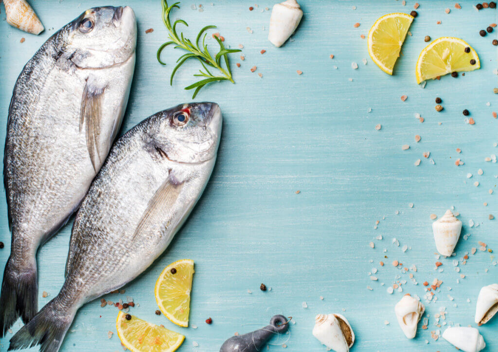 El pescado azul es uno de los principales alimentos con propiedades antiinflamatorias.