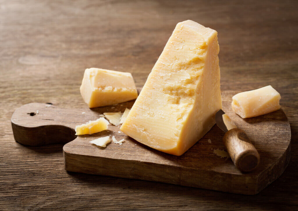 El parmesano es uno de los tipos de quesos más saludables.