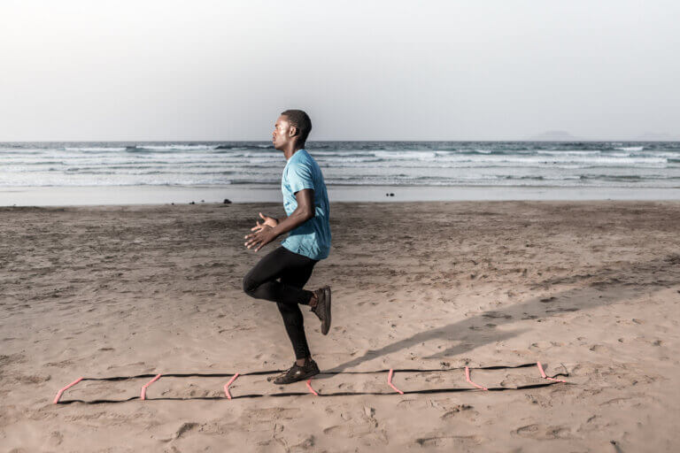 4 beneficios para la mente de hacer ejercicio en la playa