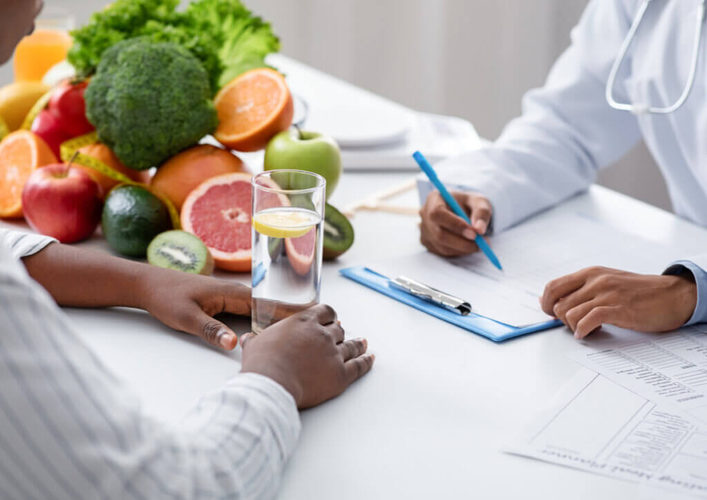 Acudir a un nutricionista puede ayudar en el tratamiento de ciertas enfermedades.