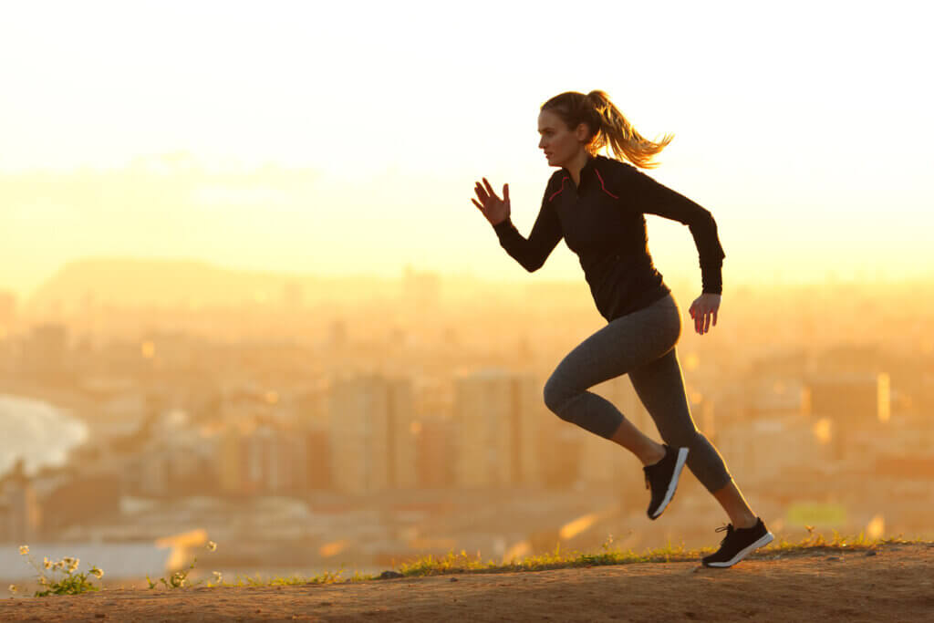 Mujer aplica trucos para correr más rápido y mejorar en el running.