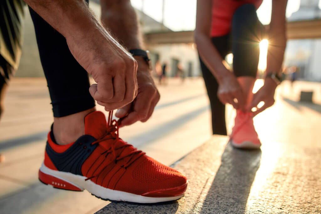 El calzado es elemental para cuidar los pies al correr.