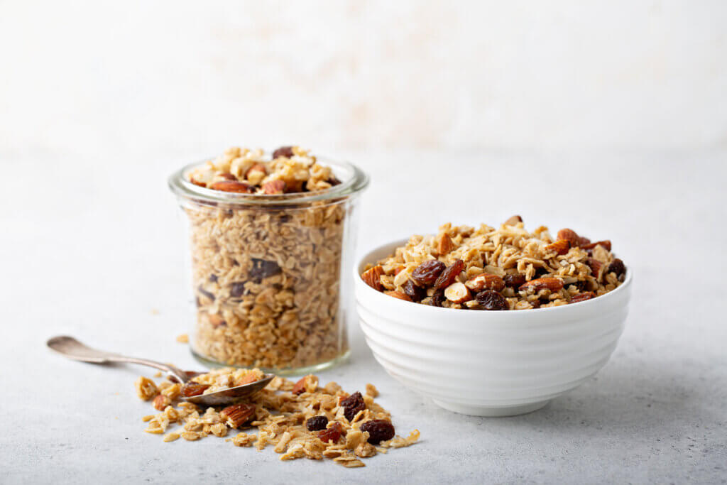 Los cereales integrales son recomendados para incluir carbohidratos en el desayuno.