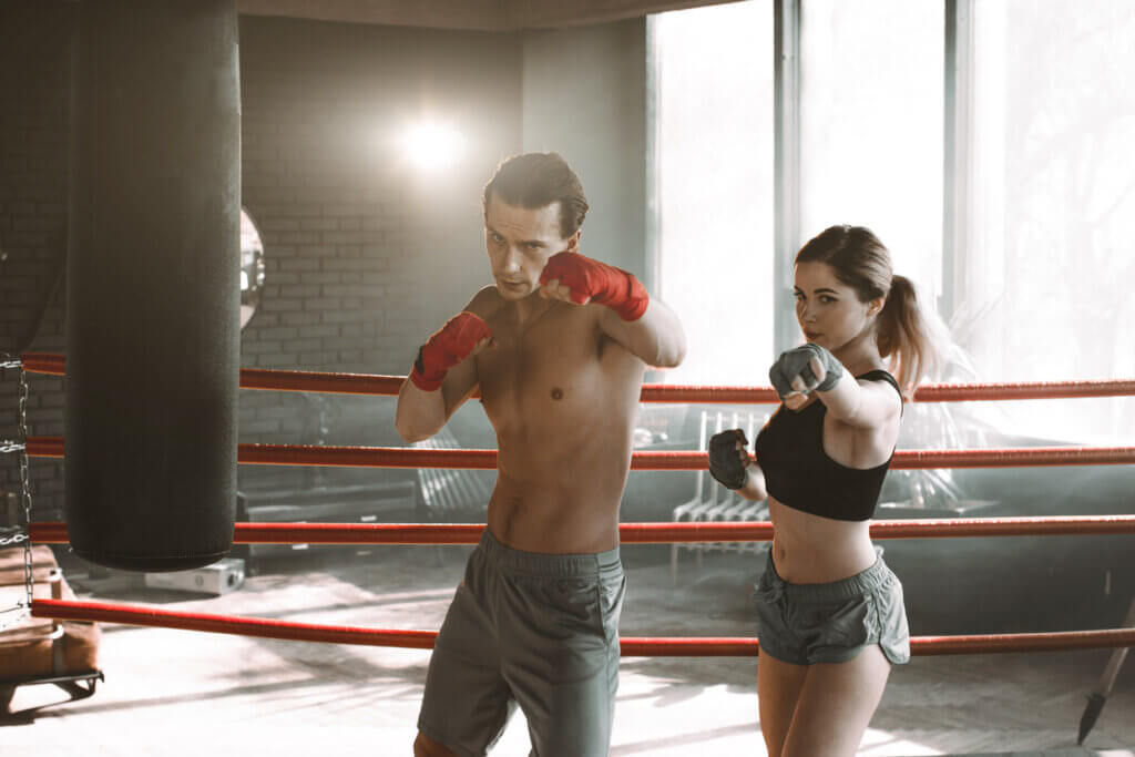 O jab cross é um exercício de boxe que pode ajudar a remover a gordura das axilas.