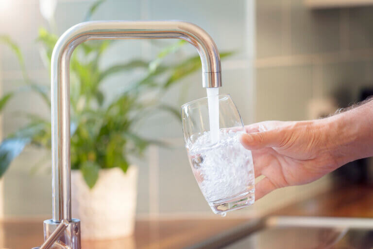 6 tipos de agua y cuál deberías consumir para una mejor hidratación
