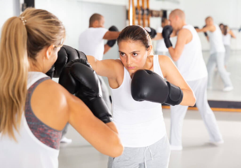 Mujeres frente a frente boxeando