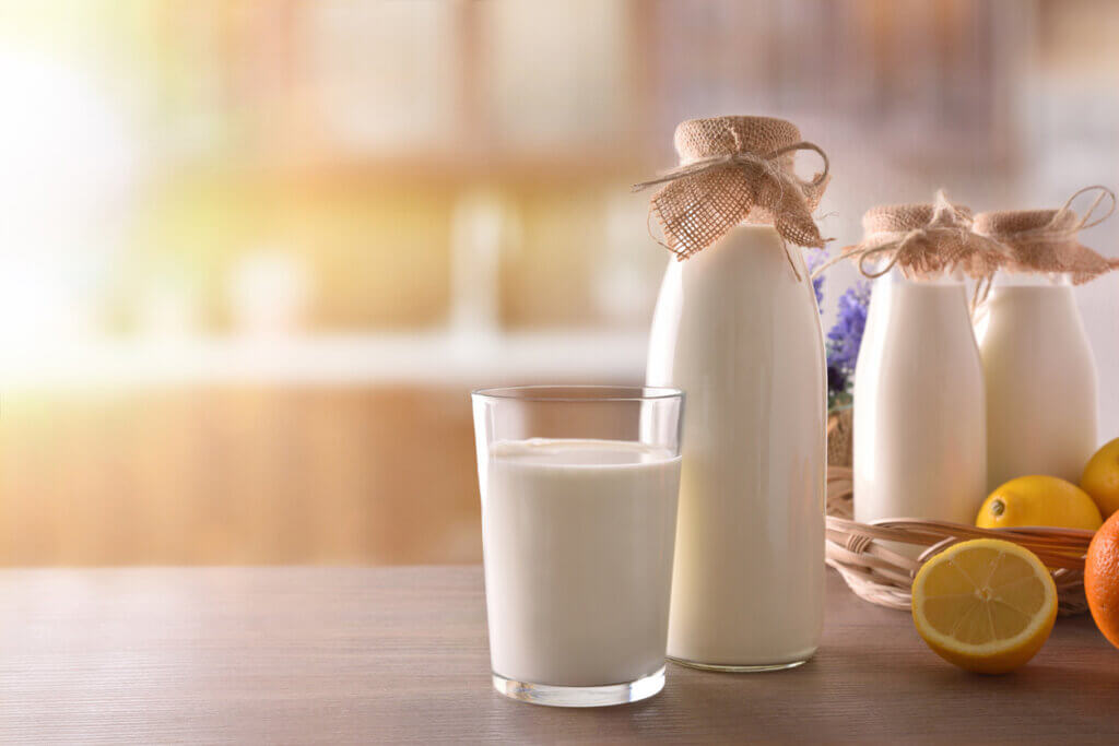 La leche animal es una buena alternativa para hidratarse en verano.