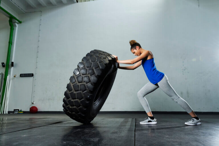 4 ejercicios con neumáticos para entrenar todo el cuerpo
