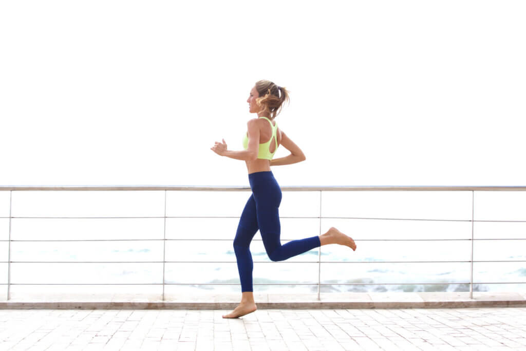 Hacer ejercicio descalzo es posible en deportes como el running.