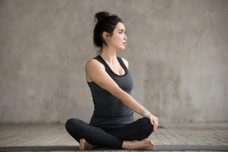 5 posturas de yoga sentado
