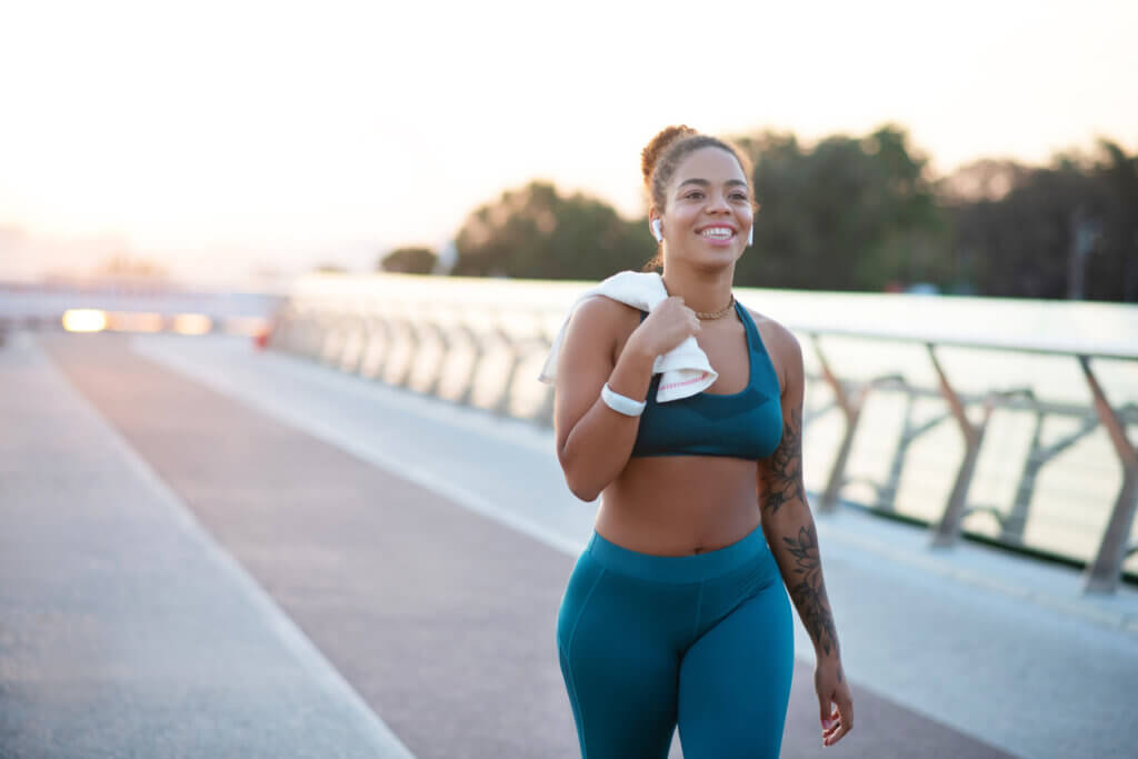 Mujer runner disfruta de entrenar al aire libre.