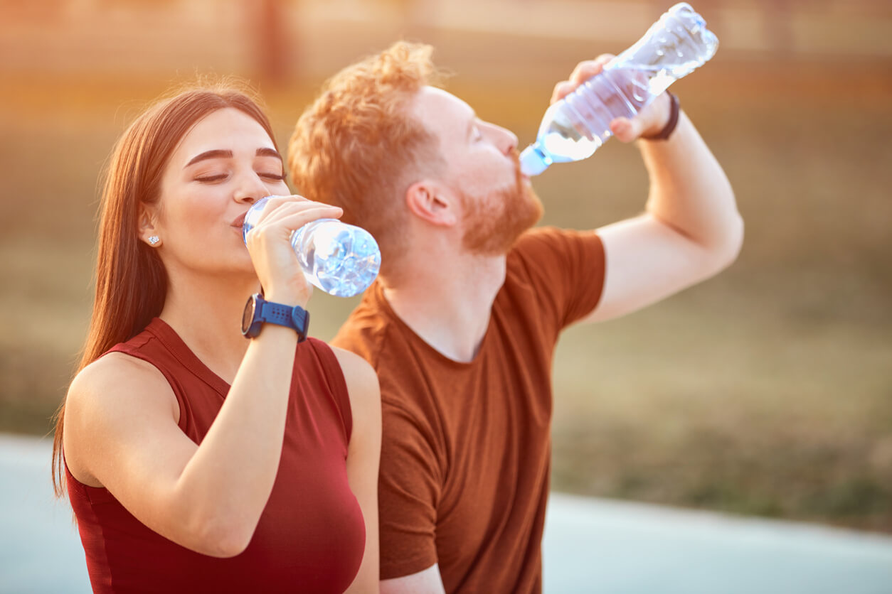 La cantidad de agua que se debe beber en verano depende de varios factores.